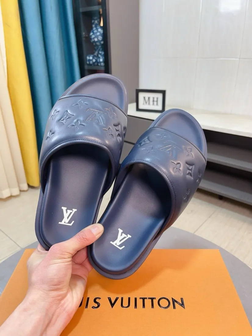 Men's shoes 💰360🌹🌹 (lv-Louis Vuitton) new men's sandals, high-end boutique, exquisite embossed logo decoration on the upper, fine workmanship, super soft soles, casual, loose and comfortable, a must-have in summer! \nsize：38-44